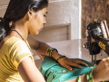 La econom&iacute;a informal emplea al 80% de los trabajadores y trabajadoras indios. En las ciudades, muchas mujeres trabajan como asistentas dom&eacute;sticas, vendedoras o costureras.