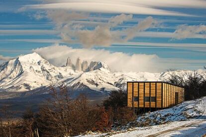 Escala (Girona). Debajo, una villa del Awasi Patagonia, de la cadena Relais & Châteaux en Chile, con vistas al parque nacional Torres del Paine.