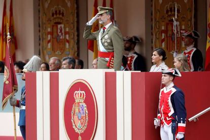El rey Felipe saluda durante el tradicional desfile del 12 de octubre, uno de los actos conmemorativos del Día de la Fiesta Nacional.