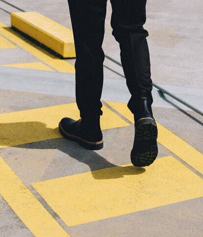 El botín, un término medio entre la bota y el zapato, ha resurgido bajo el imperio de los pantalones de pernera estrecha. Este modelo es Clarks. El pantalón, Calvin Klein Jeans.