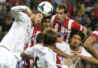 La pugna por un remate entre Ramos, Costa, Godín y Khedira, en uno de los córners del derbi en el Bernabéu