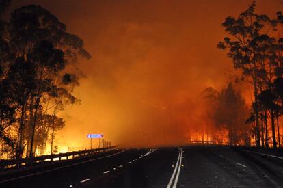 Carretera cortada por el fuego en Nueva Gales dek Sur (Australia), el 8 de enero de 2013.