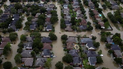 Ruas alagadas em um bairro de Houston