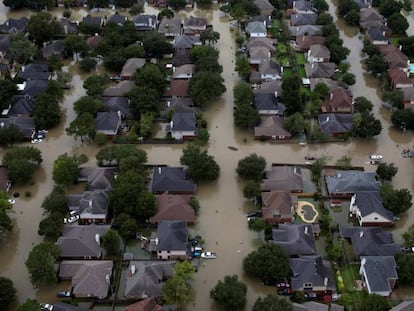 Ruas alagadas em um bairro de Houston