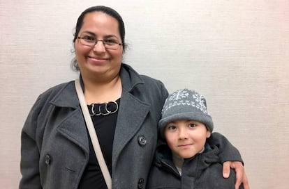 Araceli García, una salvadoreña de 37 años, y su hijo Brandon, el pasado martes en el tribunal de inmigración de Arlington