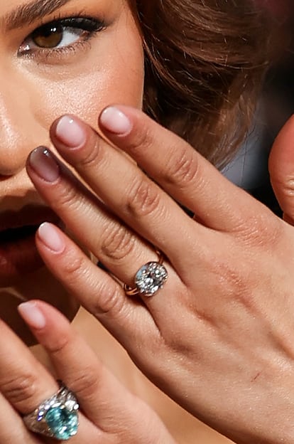 La actriz Zendaya, mostrando su anillo de compromiso durante su paso por la alfombra roja en los Globos de Oro, celebrados el 5 de enero en Beverly Hills (California).
