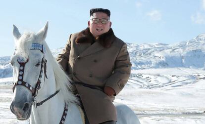 Kim Jong-un, a caballo, en una imagen difundida por la agencia estatal norcoreana el pasado 16 de octubre.