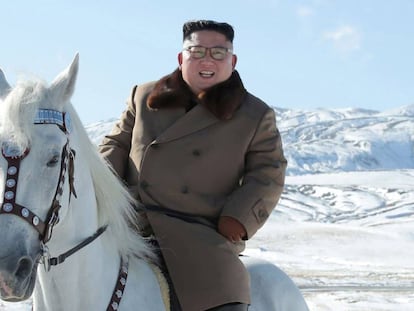 Kim Jong-un, a caballo, en una imagen difundida por la agencia estatal norcoreana el pasado 16 de octubre.