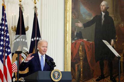 El presidente Biden habla antes de que sean develados los retratos.