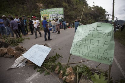 Manifestantes bloquean durante toda una mañana la carretera que une Cobán, la principal ciudad de la comarca, con la finca Santa Rita. Exigen al Gobierno que "nacionalice" la energía eléctrica y no la deje en manos de empresas extranjeras.