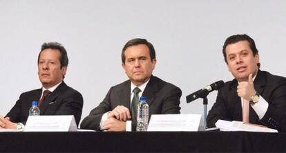Ildefonso Guajardo, secretario de Economía, durante la presentación (centro).