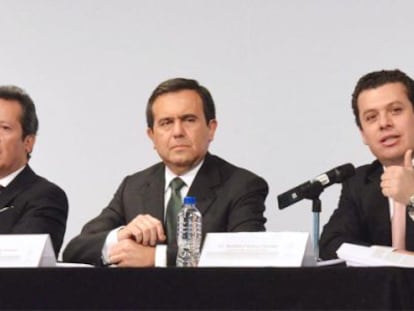 Ildefonso Guajardo, secretario de Econom&iacute;a, durante la presentaci&oacute;n (centro).