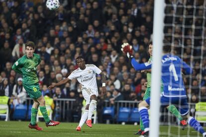 Vinicius dispara hacia la portería de la Real Sociedad. 