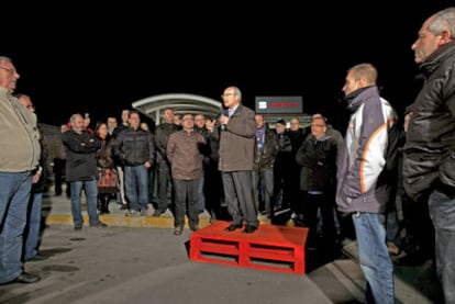 José Montilla dio un mitin la noche del jueves  en la entrada de la fábrica de Seat, en la Zona Franca de Barcelona.
El presidente de la Generalitat, José Montilla, reparte rosas en El Prat del Llobregat.