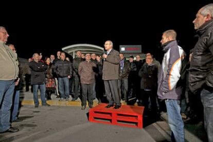 José Montilla dio un mitin la noche del jueves en la entrada de la fábrica de Seat, en la Zona Franca de Barcelona.
El presidente de la Generalitat, José Montilla, reparte rosas en El Prat del Llobregat.