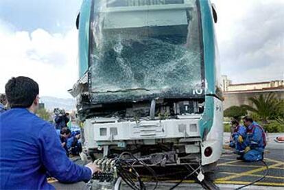 Una unidad del Trambaix, descarrilada y con cuantiosos desperfectos, tras la colisión con un camión ayer en Sant Joan Despí.