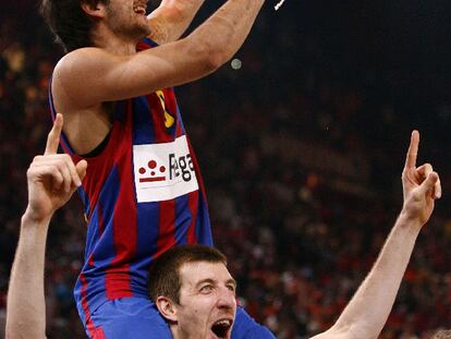 Ricky Rubio corta la red de una de las canastas a hombros de Fran Vázquez.