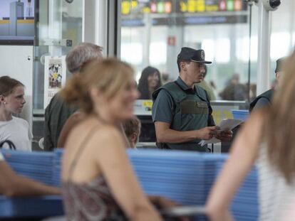 Un guàrdia civil en l'aeroport del Prat, aquest divendres.