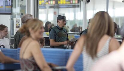 Un guàrdia civil en l'aeroport del Prat, aquest divendres.