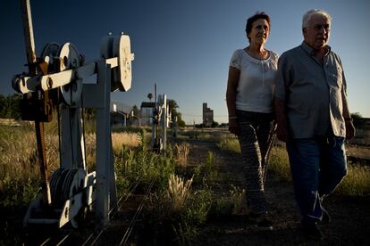 Antonio Salomón, maquinista jubilado, y su vecina Toñi López, hija del antiguo jefe de estación, pasean sobre las vías del poblado de Arroyo-Malpartida (Cáceres).