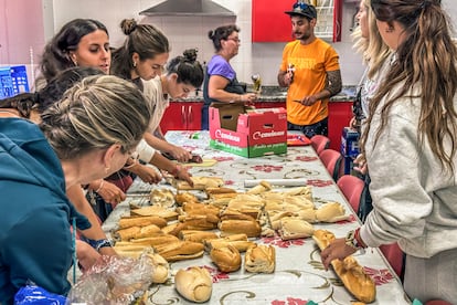 Un grupo de vecinas preparan bocadillos para los bomberos y los voluntarios en una sala del Ayuntamiento de La Garganta.