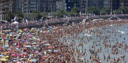 Miles de ba&ntilde;istas abarrotan la playa de San Lorenzo de Gij&oacute;n, la semana pasada.