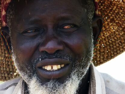 El agricultor Mang Ndour, de 66 años, gestiona una granja familiar de la comunidad rural Nguéniène en Ndianda con cultivo hortícola y árboles frutales con sistema de regadío gota a gota mediante un pozo alimentado por paneles solares, gallinero y estanque piscícola.