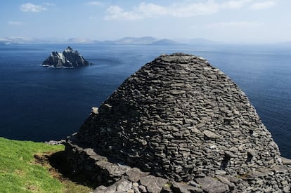 Al suroeste de Irlanda se sitúa esta pequeña isla rocosa y verde que ha servido como escenario de exteriores de uno de los planetas de la nueva entrega de 'La Guerra de las Galaxias', 'El Despertar de la Fuerza'. Poco sabemos de ese mundo, del que se especula que podría ser el refugio de un anacoreta Luke Skywalker, y que podría observarse en algunas escenas del escaso metraje revelado hasta ahora. Skellig Michael acoge las ruinas de un monasterio construido entre los siglos VI y VIII, del que aún se conservan las características estructuras de piedra que servían como residencia y lugar de oración a los monjes (en la foto). Gracias a ese monasterio la isla fue declarada patrimonio de la humanidad por la Unesco en 1996. La ONG irlandesa An Taisce ha mostrado su preocupación por el rodaje, que según denuncian amenaza el legado cultural y ecológico de Skellig Michael.