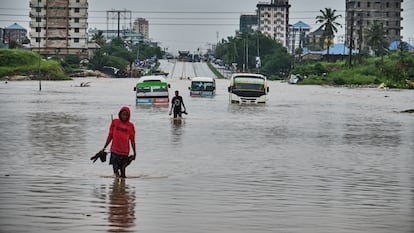 Autobuses varados en Dar es Salam, debido a las inundaciones, este 25 de abril.