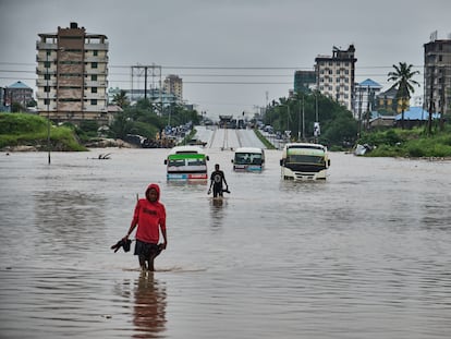 Autobuses varados en Dar es Salam, debido a las inundaciones, este 25 de abril.