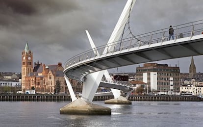 Vista del puente de la Paz, en Derry (Irlanda del Norte).