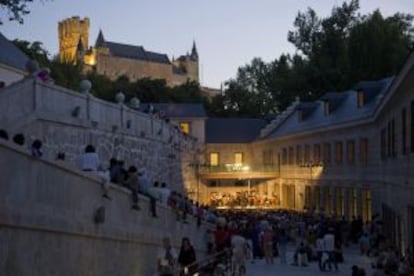 Música en la Real Casa de la Moneda, al pie del Alcázar de Segovia.