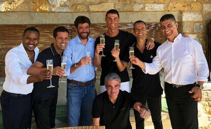 Cristiano, con Agnelli (camisa azul) y Mendes brindando por su fichaje.