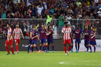 Los jugadores del Barcelona celebran el segundo gol. 