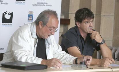 Los portavoces de la plataforma Itxas Aurre, Galparsoro y Zubeldia, durante la rueda de prensa que han ofrecido.