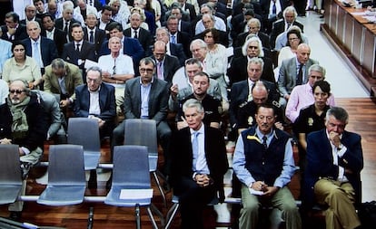 Imagen captada de un monitor en la sala de prensa de la Audiencia de Málaga. En primer término y de derecha a izquierda, el cabecilla de la trama, Juan Antonio Roca, el exalcalde de Marbella Julián Muñoz y el constructor granadino José Ávila Roja.