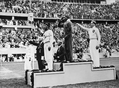 El alemán Luz Long realiza el saludo nazi durante una ceremonia de premiación, durante los Juegos Olímpicos de Berlín 1936. 