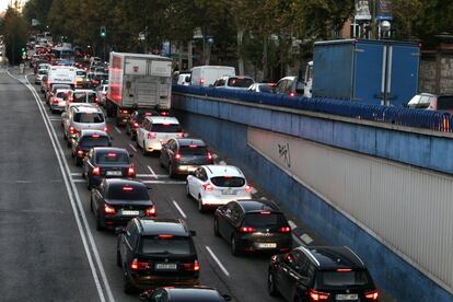 Queda prohibido el estacionamiento de vehículos de los no residentes en la zona SER de la almendra central, excepto, entre otros, los vehículos comerciales, de transporte escolar, los autotaxis, vehículos de personas con movilidad reducida y vehículos 0 emisiones. En la imagen, tráfico en la calle O´Donnell con Doctor Esquerdo.