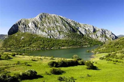 El embalse de Vegamián frente a la pared rocosa de Peña Susarón, en el parque regional de los Picos de Europa, situado al noreste de la provincia de León.