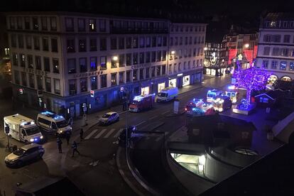 Las autoridades francesas creen que el tiroteo que este martes ha causado al menos tres muertos y 13 heridos en Estrasburgo es un atentado terrorista, por lo que la fiscalía antiterrorista de París ha asumido la investigación de los hechos. En la imagen, la policía, los bomberos y los servicios de emergencia intervienen en la Plaza Gutenberg de Estrasburgo, tras el tiroteo.