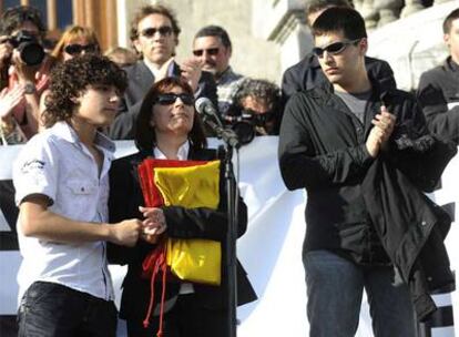 La viuda de Eduardo Puelles, Francisca Hernández, con sus dos hijos, durante su alocución del sábado.