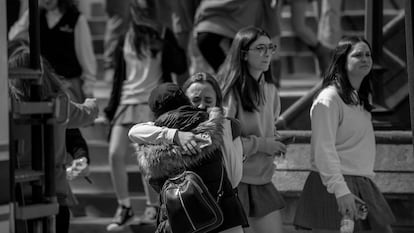 Una estudiante de Oakland Catholic High School (Pensilvania) recibe consuelo tras la evacuación de su escuela después de una llamada de un tirador activo en marzo de este año.