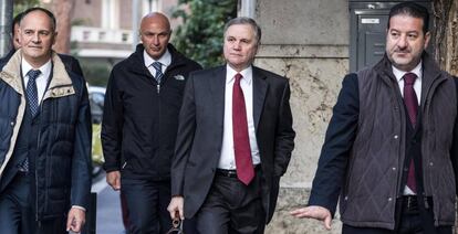 Ignazio Visco (segundo por la derecha, y rodeado de guardaespaldas), el viernes pasado dirigiéndose a la sede del Banco de Italia, en Roma.