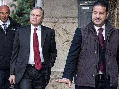 Ignazio Visco (segundo por la derecha, y rodeado de guardaespaldas), el viernes pasado dirigi&eacute;ndose a la sede del Banco de Italia, en Roma.