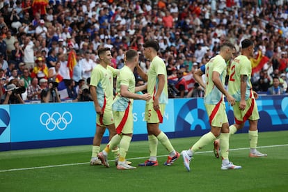 Fermín López (izquierda) celebra con sus compañeros uno de sus goles en la final de los Juegos ante Francia.