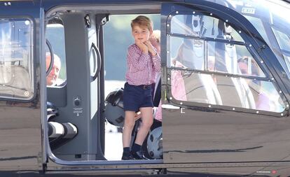 El príncipe Jorge de Cambridge en un helicóptero durante su visita a Polonia y Alemania.