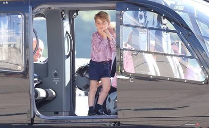 El pr&iacute;ncipe Jorge de Cambridge en un helic&oacute;ptero durante su visita a Polonia y Alemania.