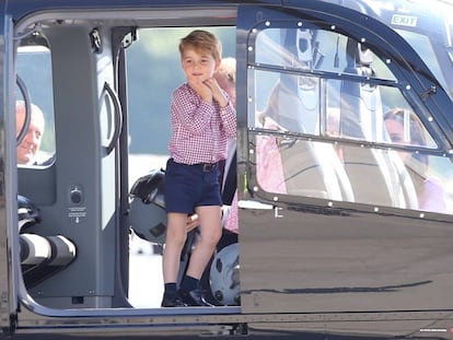 El pr&iacute;ncipe Jorge de Cambridge en un helic&oacute;ptero durante su visita a Polonia y Alemania.