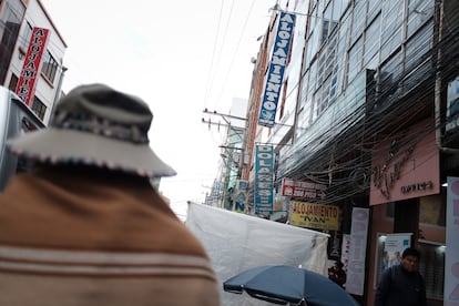 Doña Lidia, madre de una mujer desaparecida, en una de las calles del distrito 12 de El Alto, una zona llena de alojamientos que suelen usarse para la prostitución.