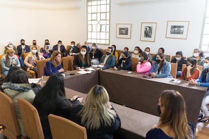 Familiares de exmilitares señalados del magnicidio del presidente de Haití durante una reunión con la canciller colombiana Marta Lucía Ramírez.